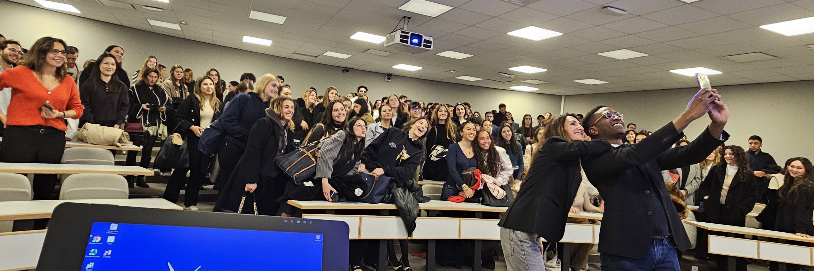 selfie of the room with the students and l'oréal participants