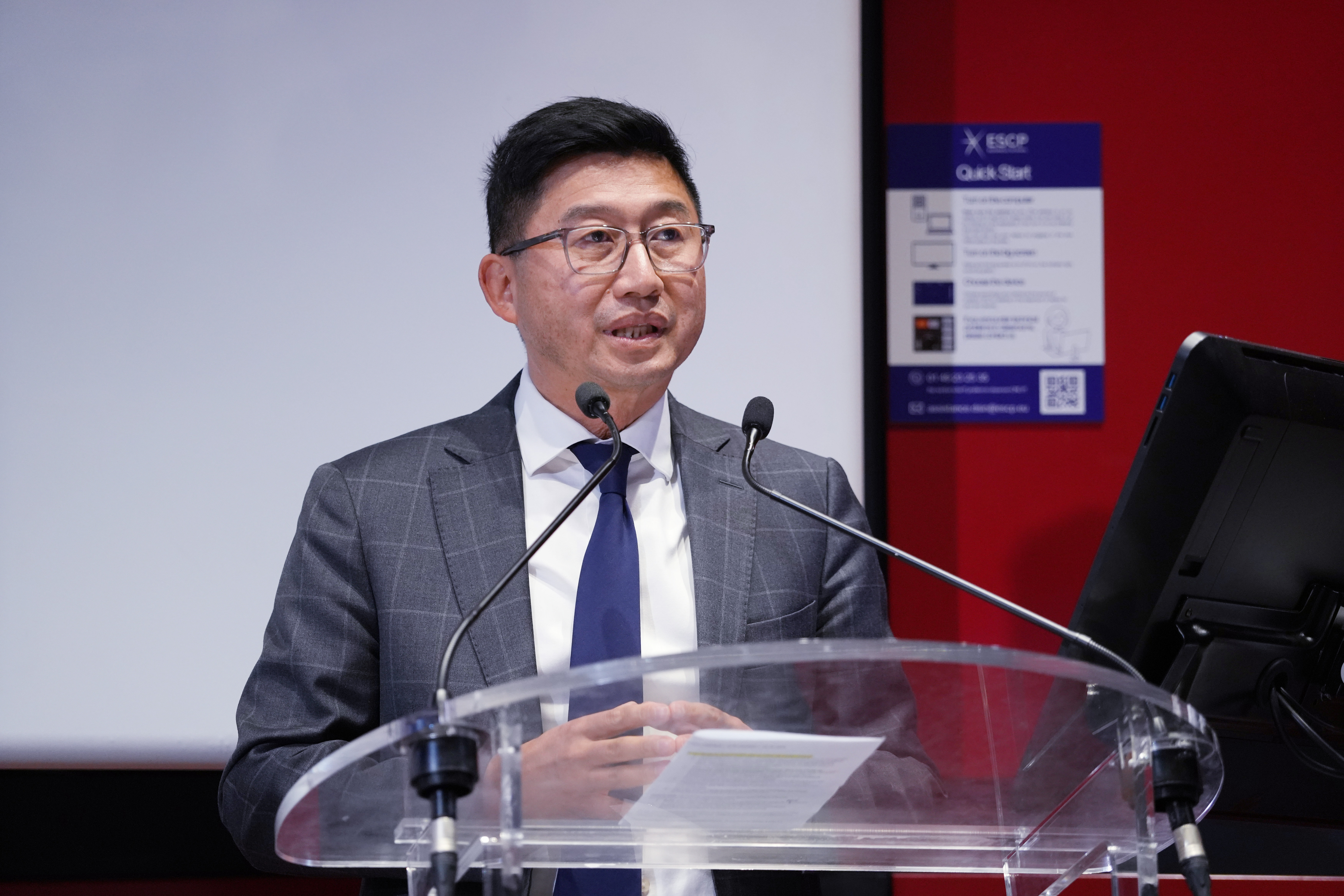 Professeur Leon Laulusa