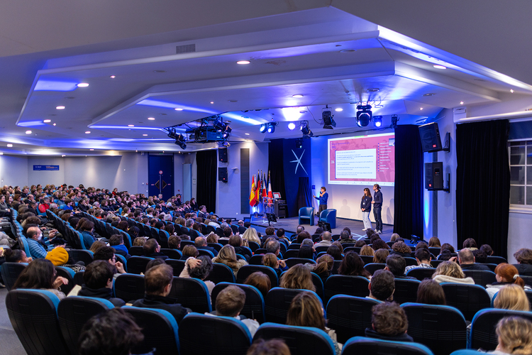 La révolution technologique, économique et écologique s’accompagne d’une révolution sociale tout aussi majeure : l’entrée dans la société des organisations
 