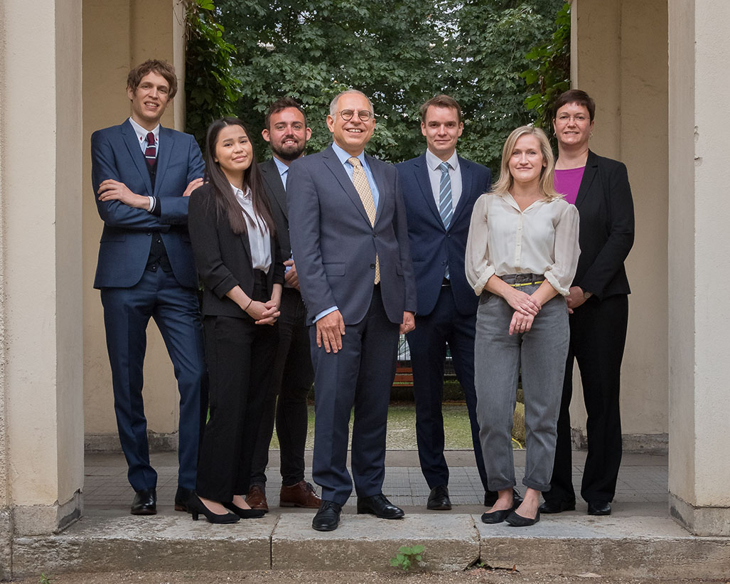 Team of the chair of  CHAIR OF INTERNATIONAL MANAGEMENT AND STRATEGIC MANAGEMENT,with Back from left to right: Felix Rödder, Sebastian Baldermann, Tobias Romey, Bianca Voyé; Front from left to right: Thao Pham, Prof. Dr. Stefan Schmid, Anna Mechelhoff, Berlin campus, ESCP
