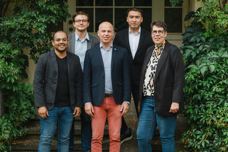 From left to right: Raga Teja Sudhams Kanaparthi, Prof. Dr. Oliver Laasch,  Andrea Gommans, Behind left to right: Neeltje Rohlfes, Farrukh Mirzaev