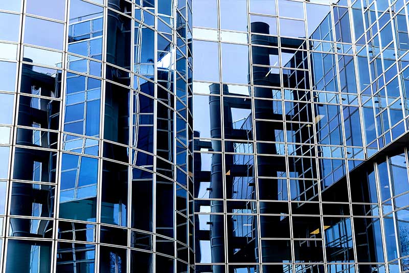 Reflet miroir sur la façade du campus de Champerret de ESCP