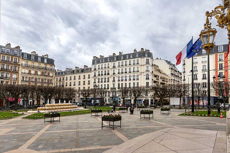 Le square de l'Hôtel de Ville à proximité du campus de Champerret de ESCP