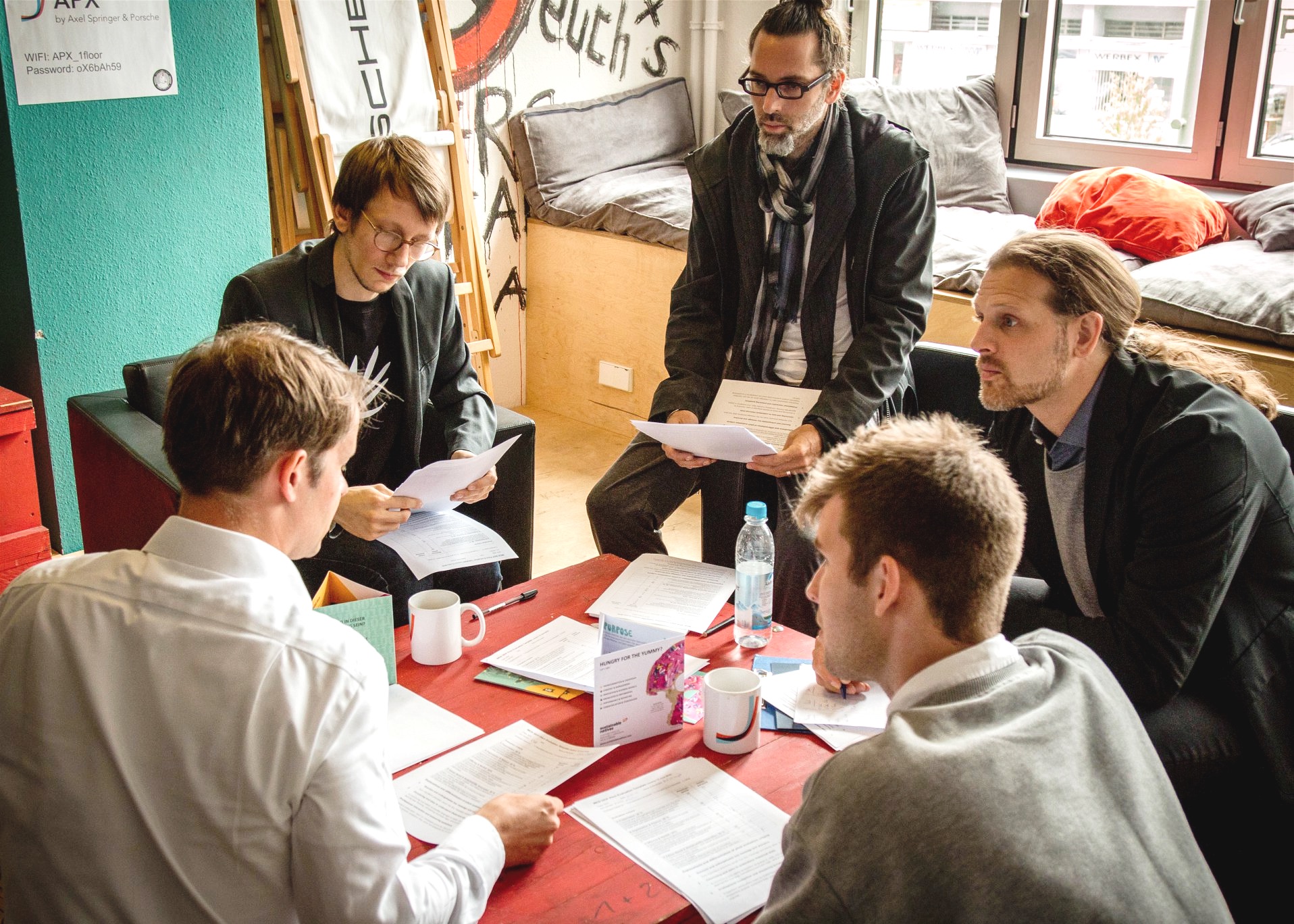 Prof. Dr. Florian Lüdeke-Freund with students