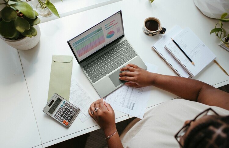  
Budget 2025 : la controversée taxe sur les rachats d’actions est lancée
