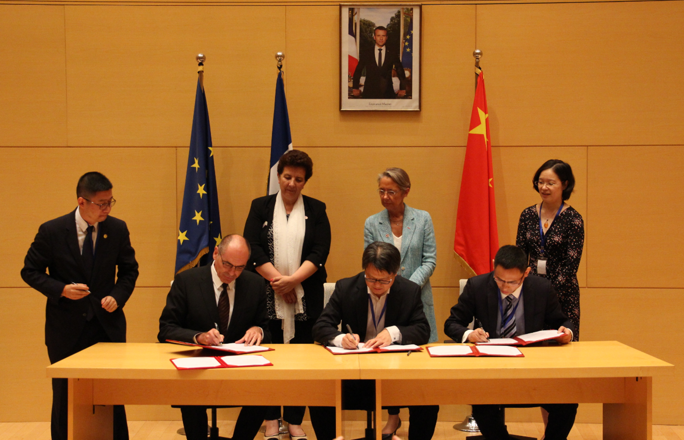 Léon Laulusa aux côtés de ses homologues chinois et de Thierry Happe, cofondateur de Netexplo, lors de la signature du 25 juin 2018 à Pékin. © Netexplo