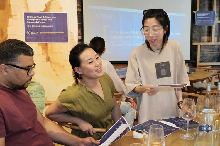 Professor Yi Dragon Jiang speaks with participants during the Chinese Food & Beverage Entrepreneurship and Research Forum organised by ESCP's Innovation and Entrepreneurial Transformation Institute (Say).