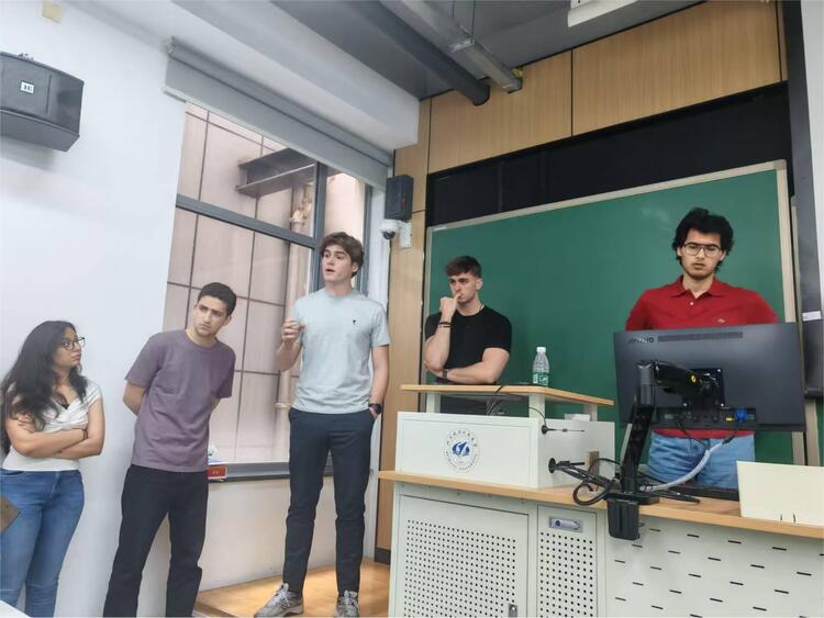 Students present their agents before a panel of ESCP and Beihang faculty.
