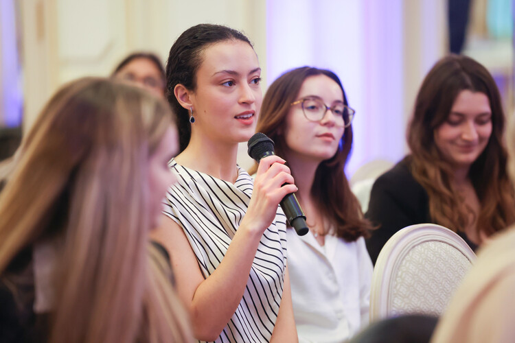 Inès Ould Ali, Master in Management (MiM) student poses a question to Rising Talents panel