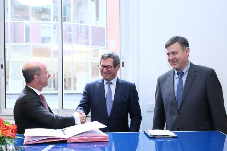 Edouard Malo Henry, Philippe Perret et Franck Bournois actent l'arrivée de Société Générale au sein de la chaire IOT, ESCP