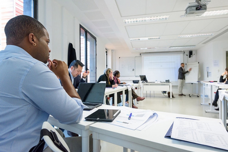 Seminarteilnehmer hören sich Vortrag an