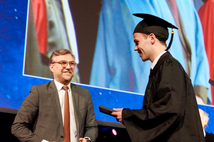 Le gagnant a reçu son prix des mains de Sébastien Manelfe, Associé M&A Transaction Services Deloitte Finance et ancien de ESCP, le 7 février au Palais des Congrès à l’occasion de la remise des diplômes du MiM.[copyright]