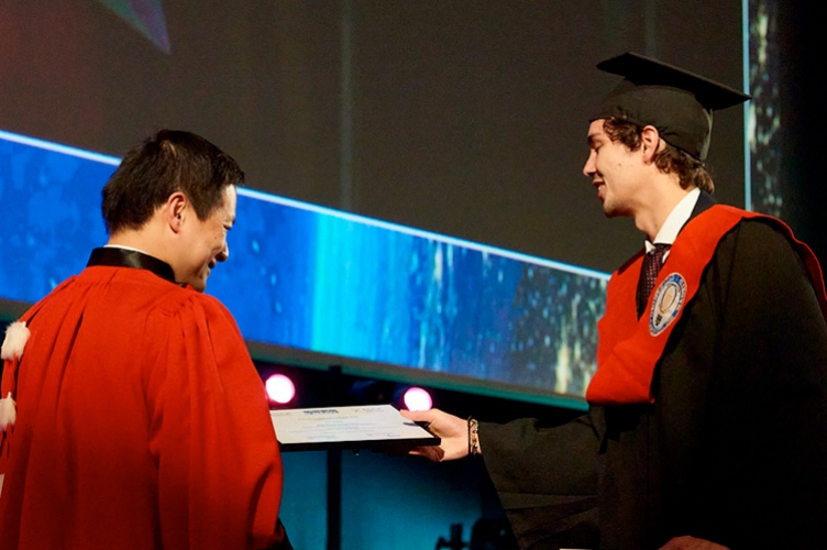 Le gagnant a reçu son prix des mains de Pramuan Bunkanwanich, Doyen associé à la recherche de ESCP, le 7 février au Palais des Congrès à l’occasion de la remise des diplômes du MiM.[copyright]