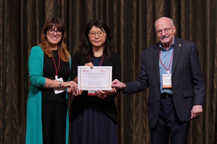 Lorena Blasco-Arcas with Hsin-Hsuan Meg Lee at the GAMMA Global Marketing Conference. [copyright]