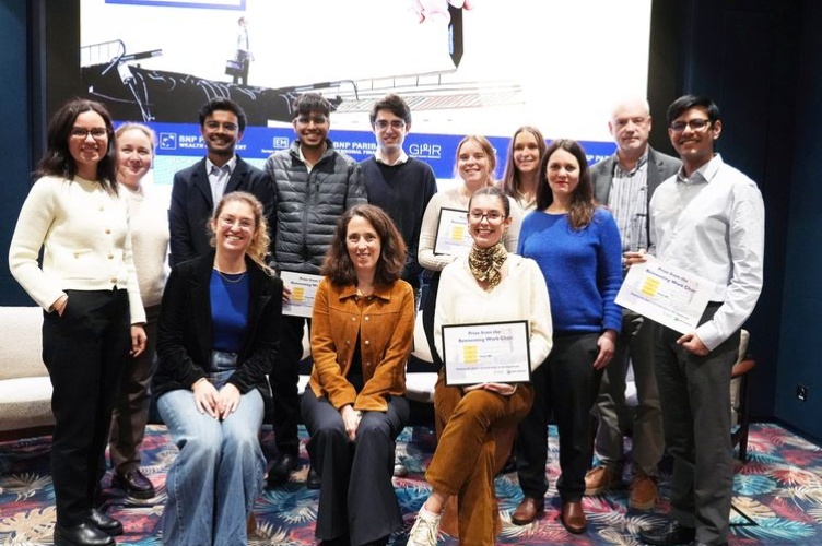 Photo du groupe gagnant avec le jury, Pr Emanuelle Leon, Yaëlle Amsallem et Anne Israël