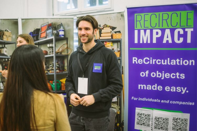 Recruiter from "Recircle Impact" speaks to an ESCP student
