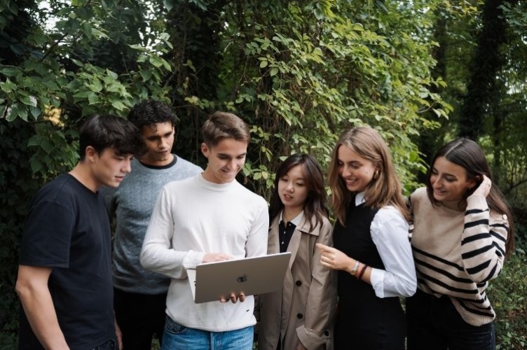 A group of students standing in the side garden of ESCP Berlin Campus