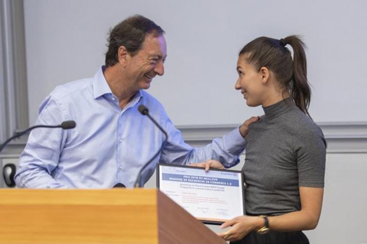 Irene Santoloci, étudiante MiM récompensée par la Chaire E.Leclerc Prospective du commerce dans la société 4.0 et Michel Edouard Leclerc. 
