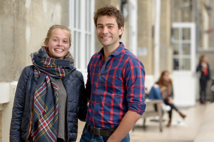 Etudiants devant le campus de République