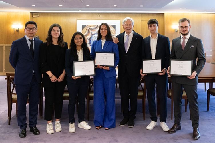 From left to right : Léon Laulusa, Dean of ESCP Business School - Elisa Somà, President of AGORA - Hemisha Newaj, MSc Digital Project Management & Consulting - Farah Houari, MBA programme - Philippe Houzé, Chairman of the ESCP Board of Directors - Bautista Aguirre Celiz, 3rd Year Bachelor programme -  David Kurzmann, 1st year Bachelor programme