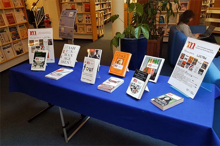 Photo bibliothèque ESCP, présentation des livres recommandés par la chaire Mode et Technologie