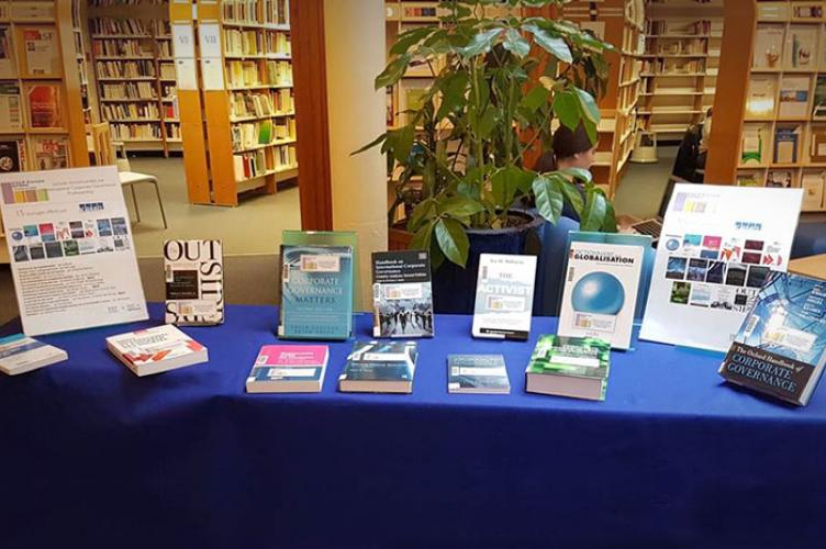 Photo bibliothèque ESCP avec livres recommandés par le Professorship KPMG 