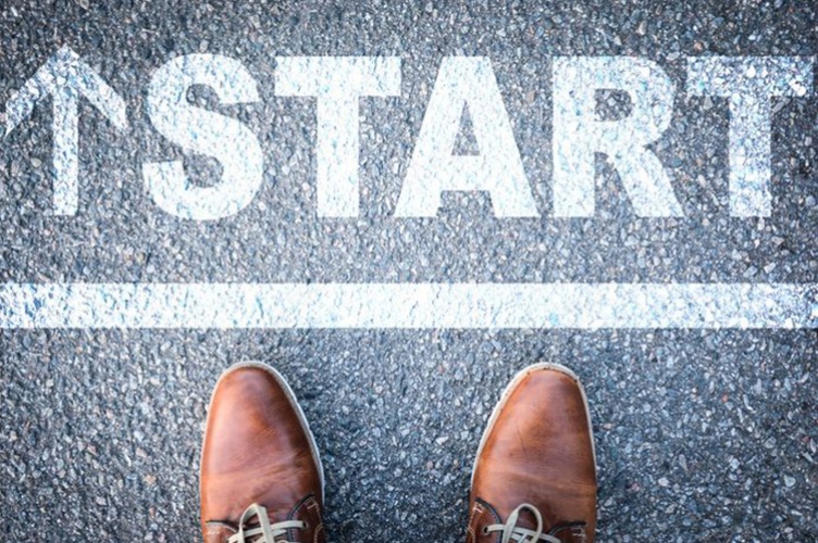 "Start" peint sur un sol en ciment