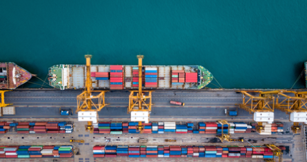 Travel man-AdobeStock_207220202