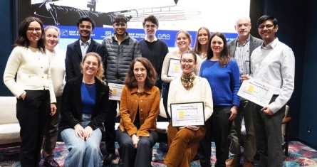 Photo du groupe gagnant avec le jury, Pr Emanuelle Leon, Yaëlle Amsallem et Anne Israël