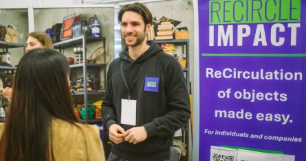 Recruiter from "Recircle Impact" speaks to an ESCP student