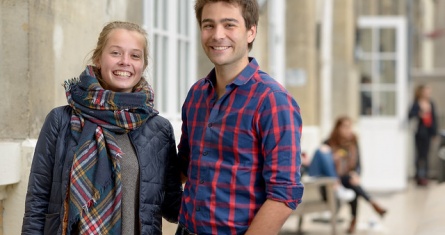 Etudiants devant le campus de République
