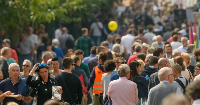 Anonymous people walking, ESCP