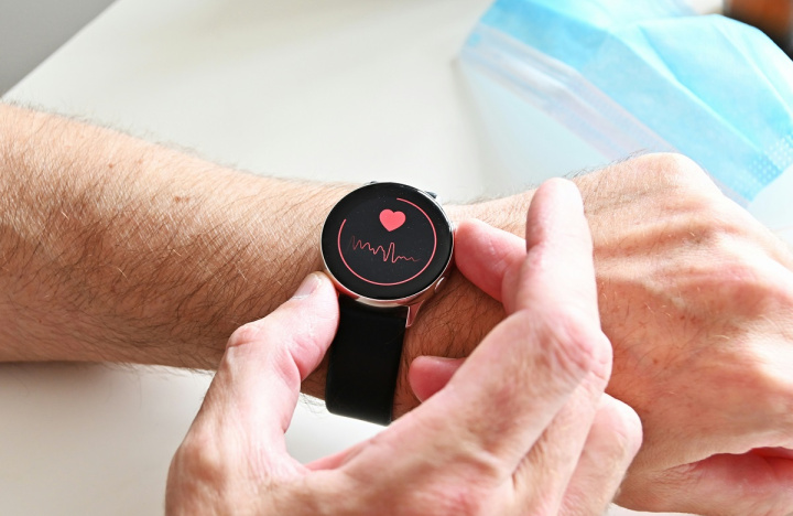 The rise of AI-enabled wearables: healthcare professionals’ perspectives on benefits and barriers