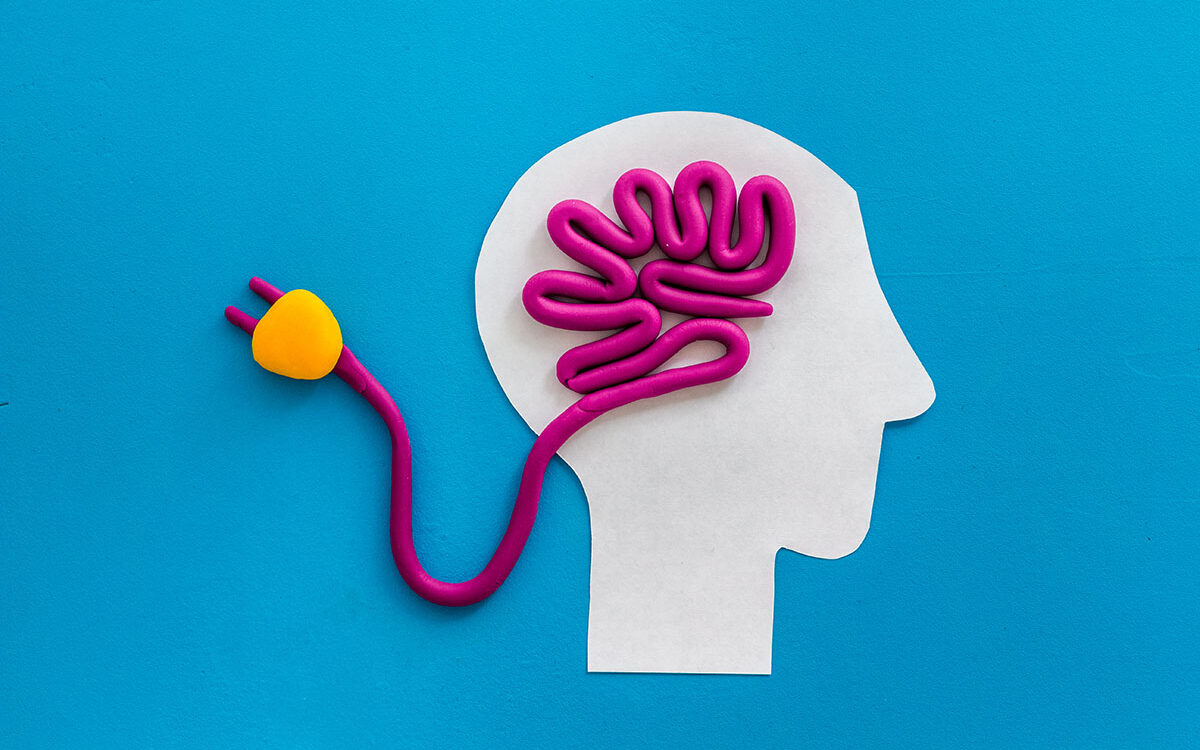 ©9dreamstudio / AdobeStock Brain charging and mental rest. Plug and cable leads to plastiline meanders on blue background top view, ©9dreamstudio / AdobeStock