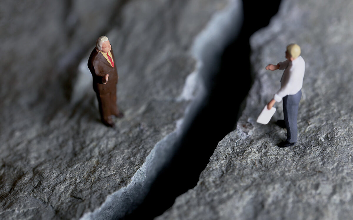 kelly marken-AdobeStock Businesspeople talking