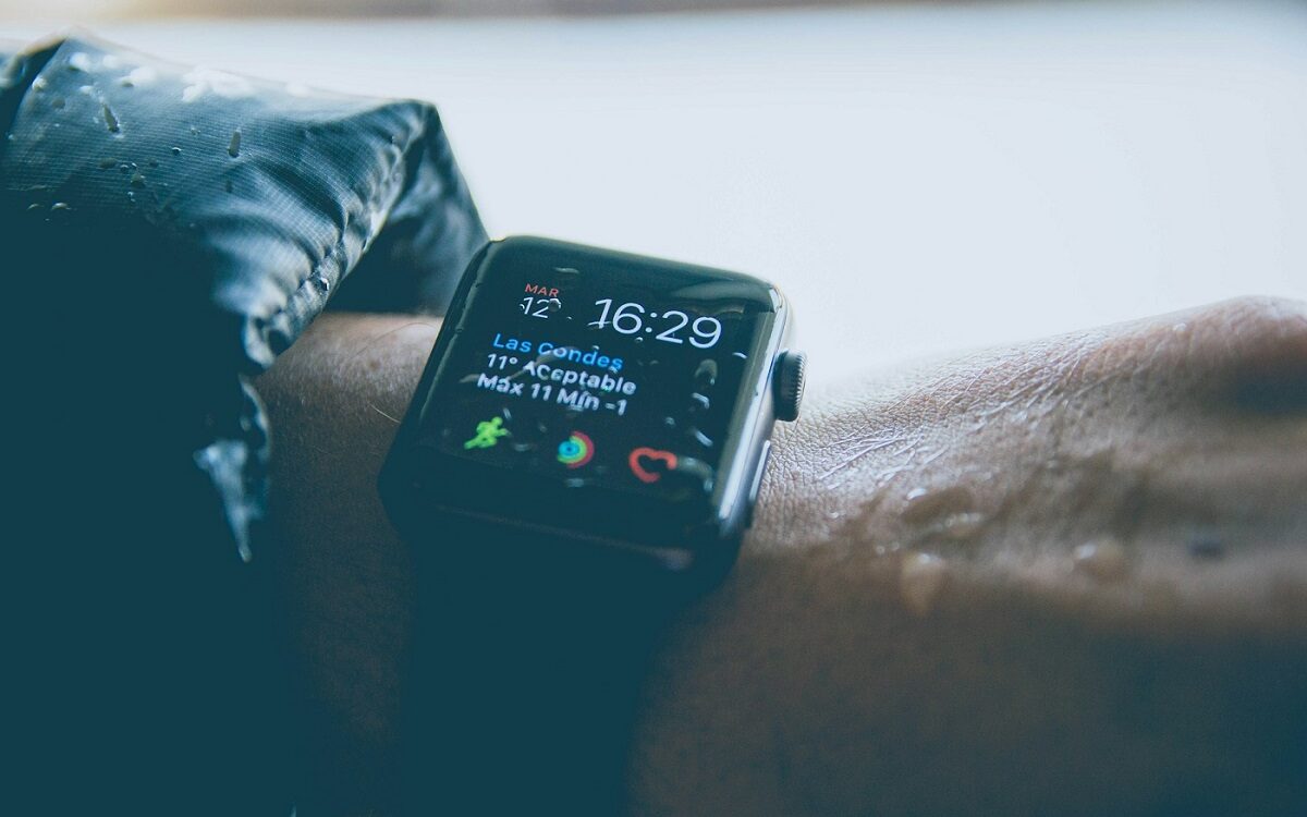 ©Alvaro Reyes / Unsplash Image of someone wearing a smart watch and tracking their health data.