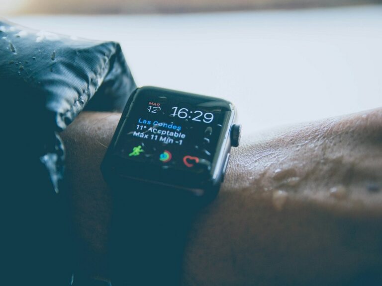 ©Alvaro Reyes / Unsplash Image of someone wearing a smart watch and tracking their health data.