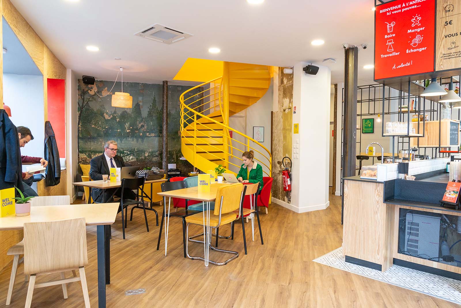 Photo of people working at the Anticafé Rue La Fayette
