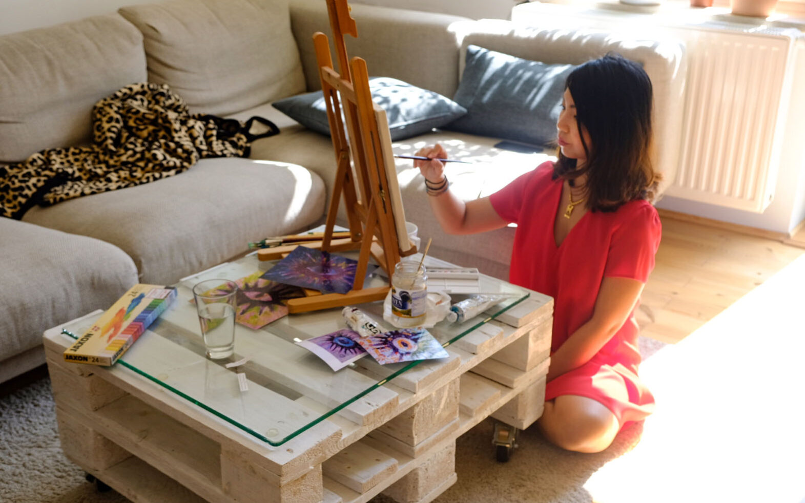 ©sendtogive A woman paints, ©sendtogive