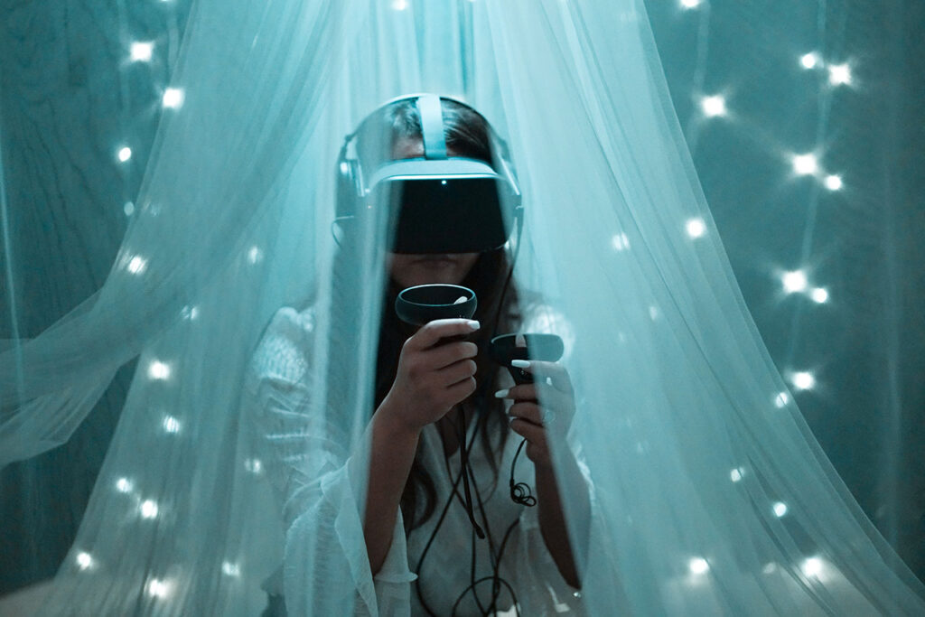 Woman in white tank top holding black smartphone, © Barbara Zandoval / Unsplash