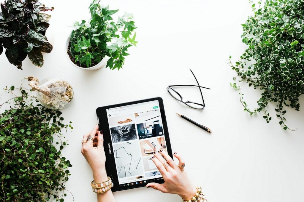 Person using black tablet computer, © Brooke Lark / Unsplash