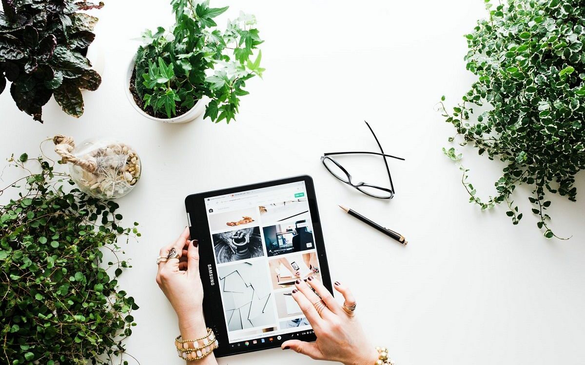 © Brooke Lark / Unsplash Person using black tablet computer, © Brooke Lark / Unsplash