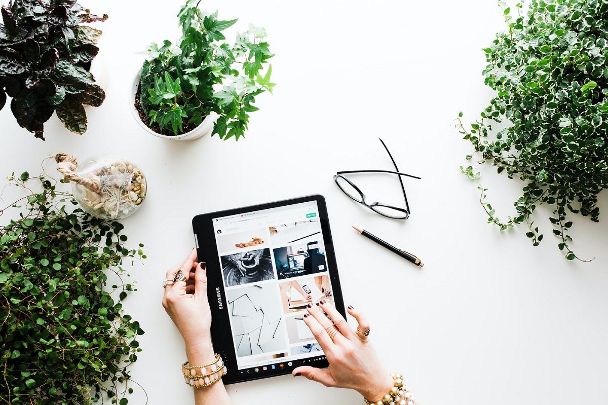 Person using black tablet computer, © Brooke Lark / Unsplash