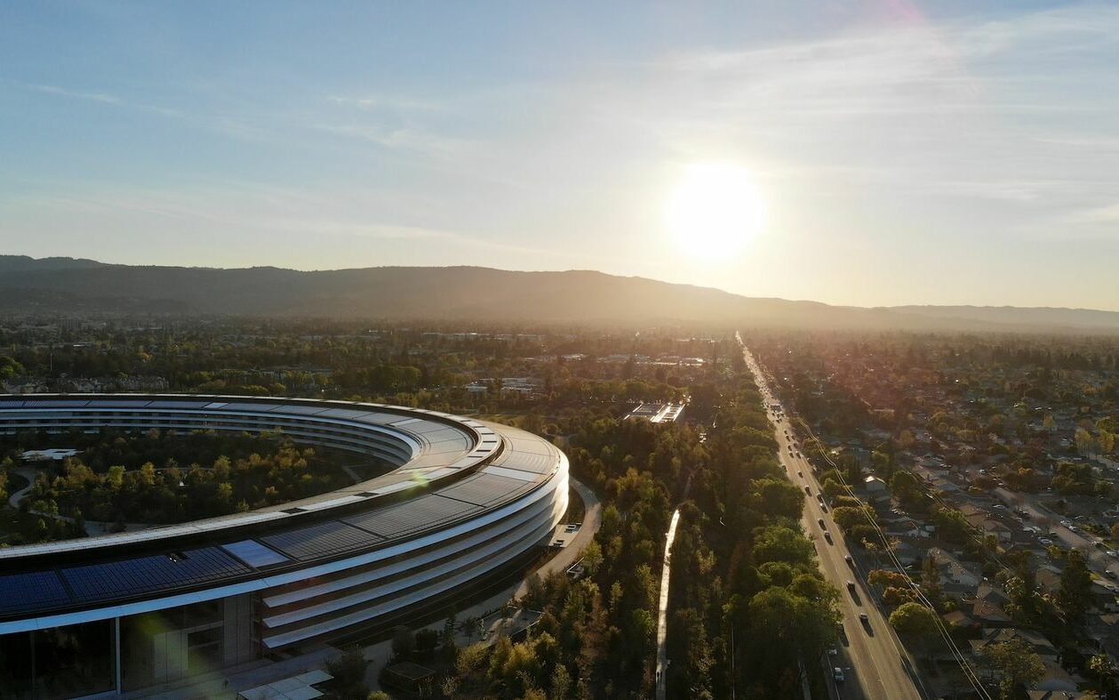 ©Carles Rabada/Unsplash View of Apple Park in Cupertino, California, US
