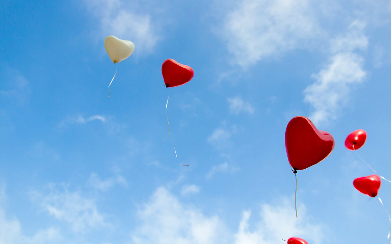 © Christopher Beloch / Unsplash red and white heart balloons, © Christopher Beloch / Unsplash
