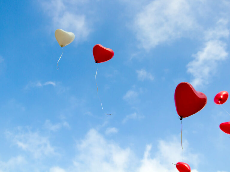 red and white heart balloons, © Christopher Beloch / Unsplash