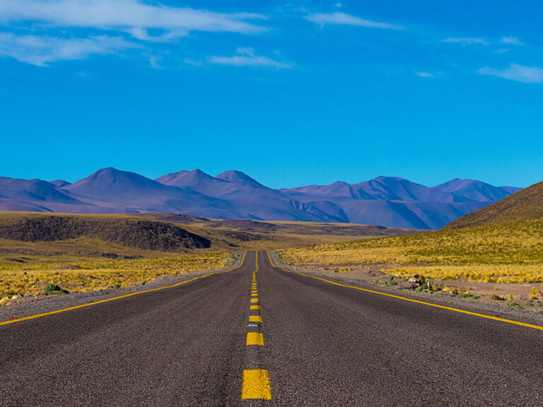 Empty paved road near mountains during daytime, ©Daniel Cartin / Unsplash