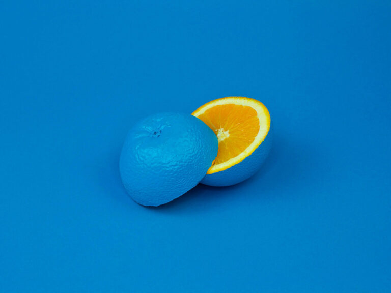 davisuko – Unsplash Blue orange cut in half