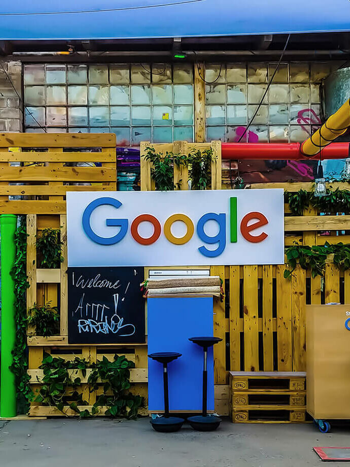 Google logo beside building near painted walls at daytime, Rajeshaw Bachu, Unsplash