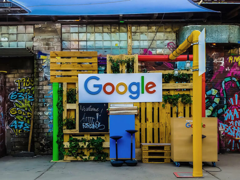 Google logo beside building near painted walls at daytime, Rajeshaw Bachu, Unsplash